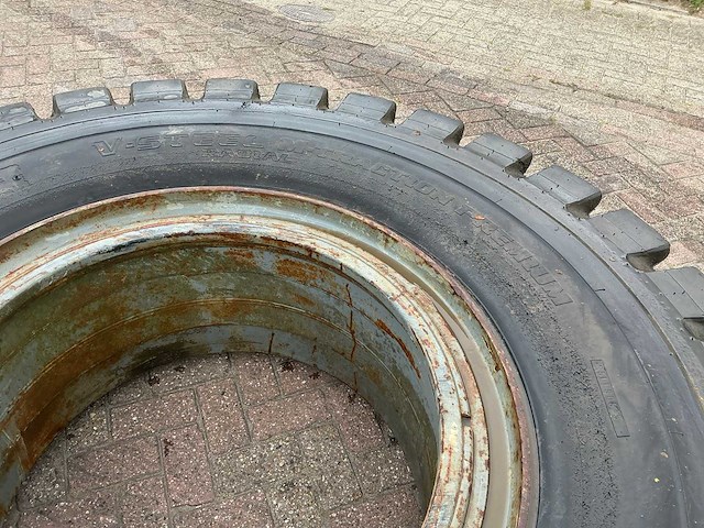 Bridgestone 21.00 r35 band met velg (4x) - afbeelding 14 van  26