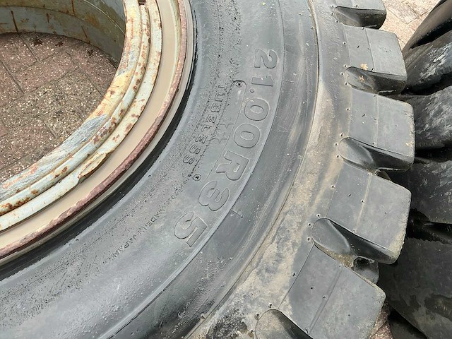 Bridgestone 21.00 r35 band met velg (4x) - afbeelding 15 van  26