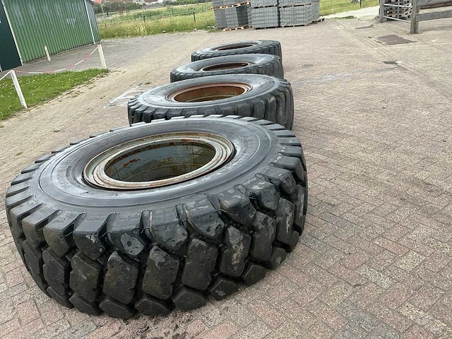 Bridgestone 21.00 r35 band met velg (4x) - afbeelding 12 van  26