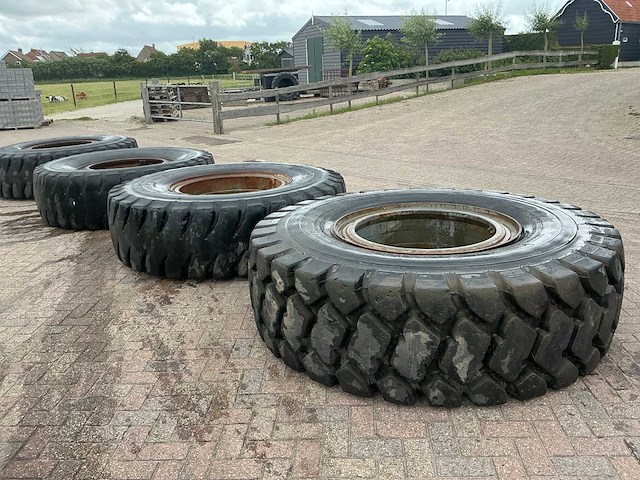 Bridgestone 21.00 r35 band met velg (4x) - afbeelding 20 van  26