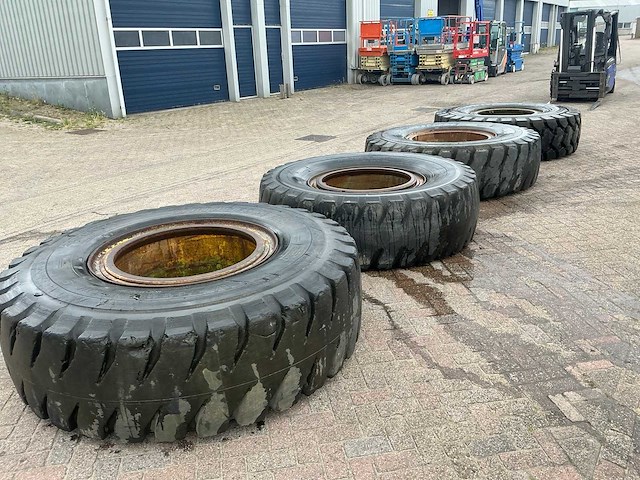 Bridgestone 21.00 r35 band met velg (4x) - afbeelding 21 van  26