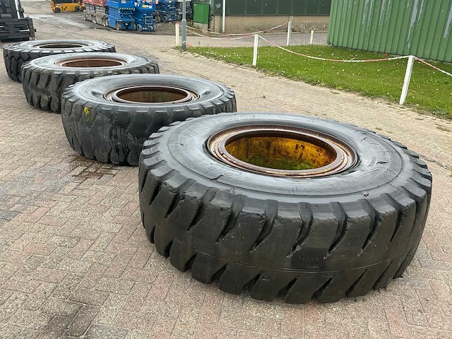 Bridgestone 21.00 r35 band met velg (4x) - afbeelding 22 van  26