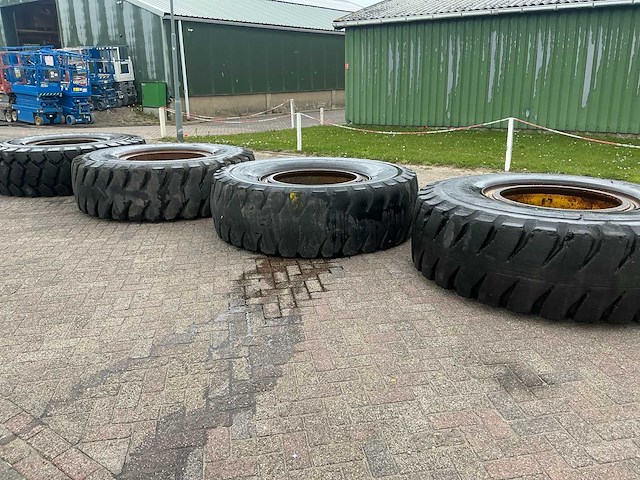Bridgestone 21.00 r35 band met velg (4x) - afbeelding 23 van  26