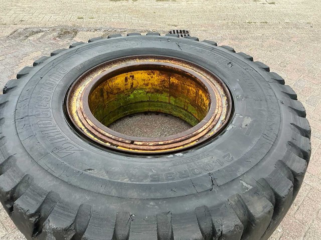 Bridgestone 21.00 r35 band met velg (4x) - afbeelding 24 van  26