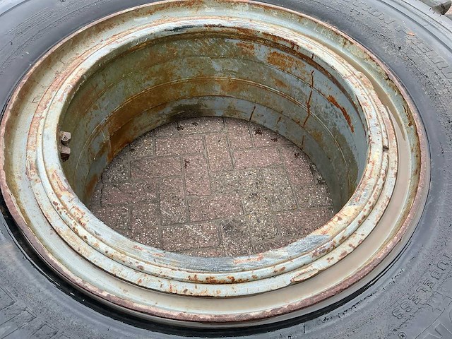 Bridgestone 21.00 r35 band met velg (4x) - afbeelding 1 van  4