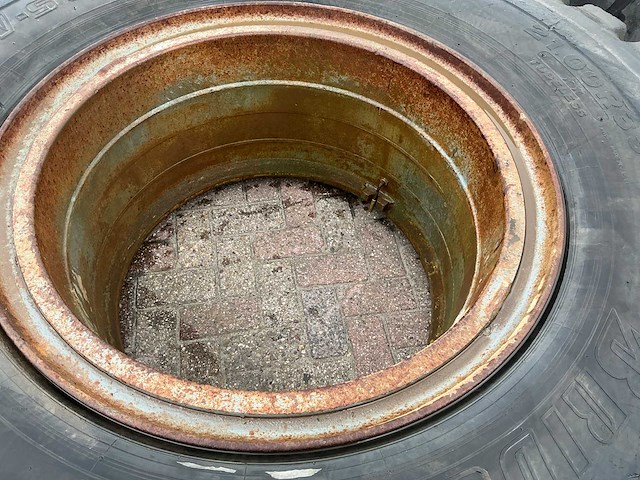 Bridgestone 21.00 r35 band met velg (4x) - afbeelding 2 van  4