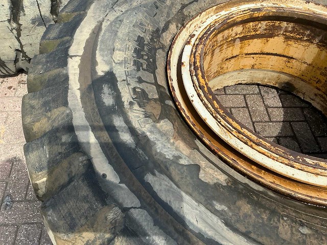 Bridgestone 24.99r35 band met velg (4x) - afbeelding 9 van  21