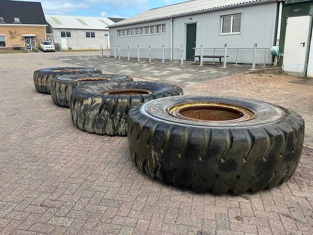 Bridgestone 24.99r35 band met velg (4x) - afbeelding 1 van  21