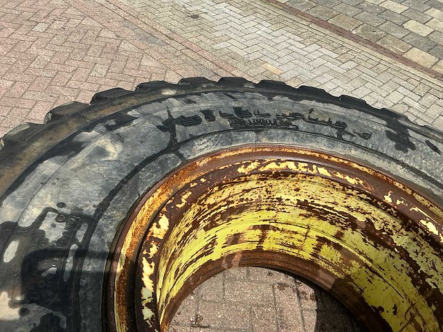 Bridgestone 24.99r35 band met velg (4x) - afbeelding 13 van  21