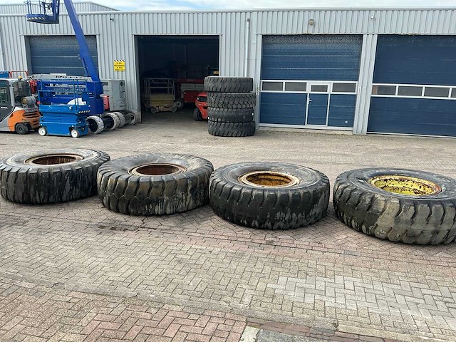 Bridgestone 24.99r35 band met velg (4x) - afbeelding 15 van  21