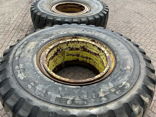 Bridgestone 24.99r35 band met velg (4x) - afbeelding 18 van  21