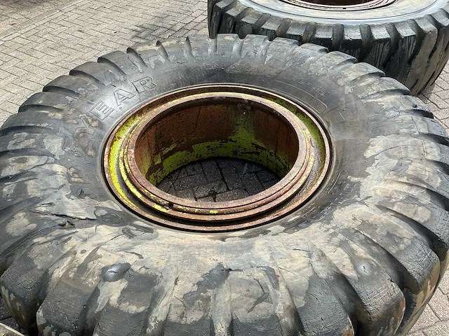 Bridgestone 24.99r35 band met velg (4x) - afbeelding 20 van  21