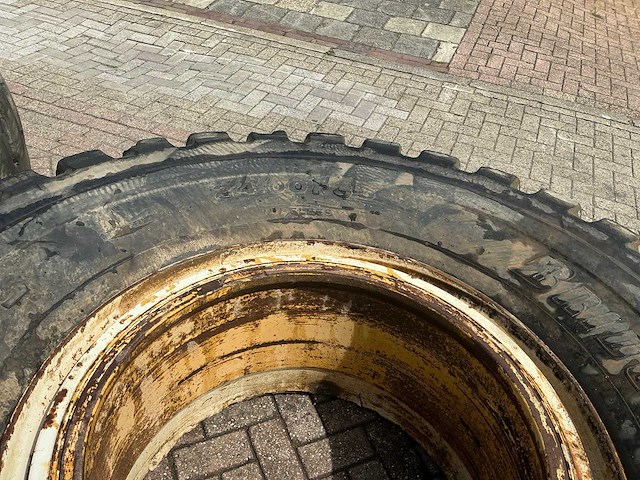 Bridgestone 24.99r35 band met velg (4x) - afbeelding 8 van  21