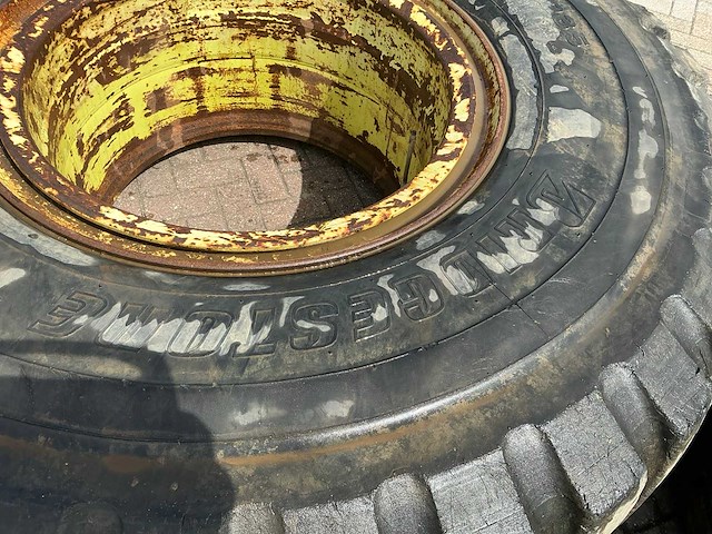 Bridgestone 24.99r35 band met velg (4x) - afbeelding 10 van  21