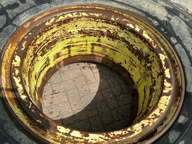 Bridgestone 24.99r35 band met velg (4x) - afbeelding 14 van  21