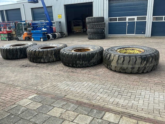 Bridgestone 24.99r35 band met velg (4x) - afbeelding 16 van  21