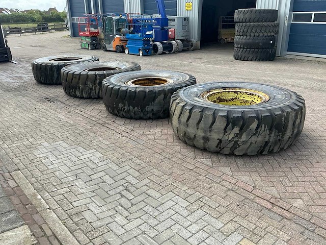 Bridgestone 24.99r35 band met velg (4x) - afbeelding 17 van  21