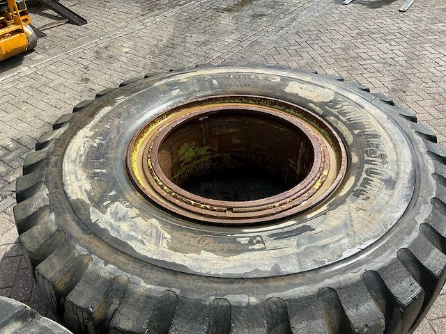 Bridgestone 24.99r35 band met velg (4x) - afbeelding 21 van  21