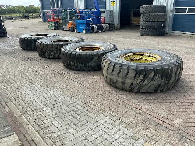 Bridgestone 24.99r35 wiel/velg (4x) - afbeelding 1 van  5