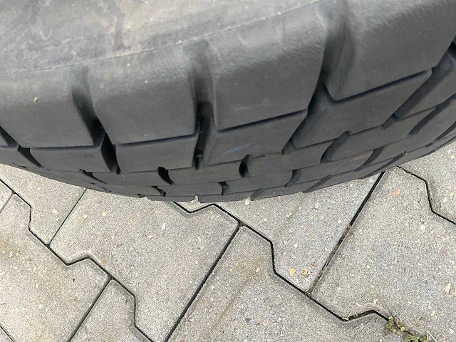 Bridgestone 315/80r 22.5 vrachtwagenband - afbeelding 1 van  1
