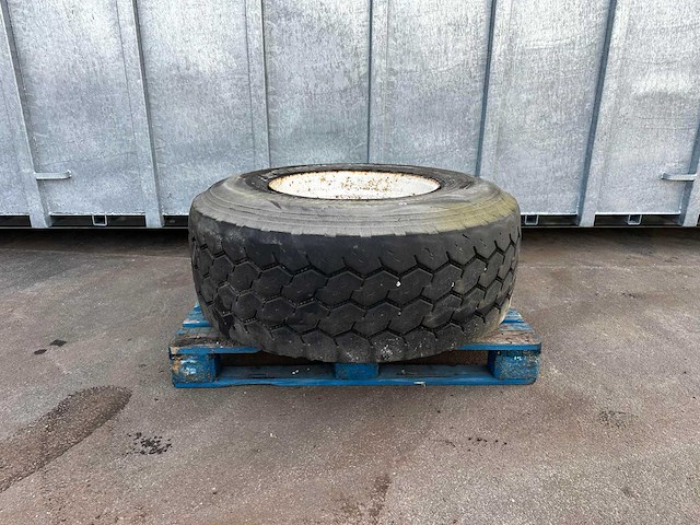 Bridgestone – landbouwband 445/65 r22.5 met velg 8-gaats (1x) - afbeelding 1 van  3