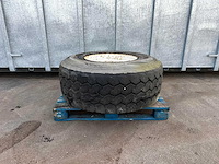 Bridgestone – landbouwband 445/65 r22.5 met velg 8-gaats (1x) - afbeelding 1 van  3
