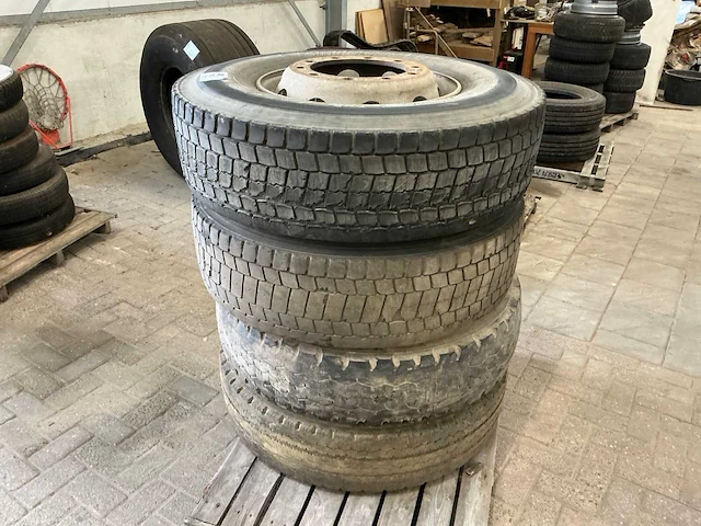 Bridgestone m729 vrachtwagen band en velg - afbeelding 1 van  5