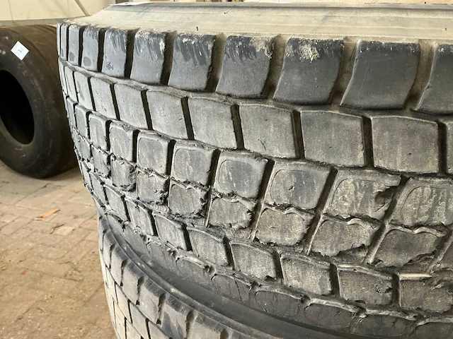 Bridgestone m729 vrachtwagen band en velg - afbeelding 2 van  5