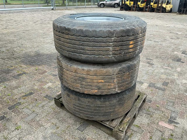 Bridgestone r164 band met velg - afbeelding 1 van  4