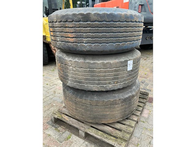 Bridgestone r164 band met velg - afbeelding 2 van  4