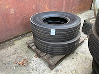 Bridgestone vrachtwagenband (2x) - afbeelding 1 van  2