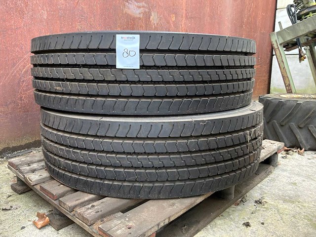 Bridgestone vrachtwagenband (2x) - afbeelding 2 van  2