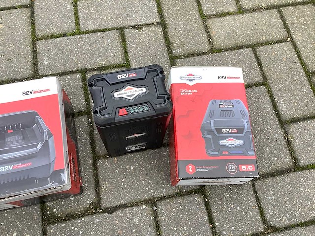 Bridgestraton 82volt accu's en laders - afbeelding 2 van  4