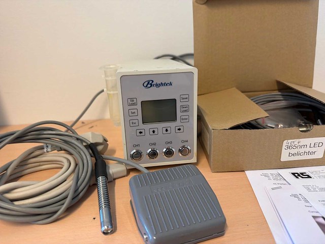 Brightek 365nm uv led belichtingssysteem 4-kanaals controller met voetpedaal - afbeelding 2 van  5