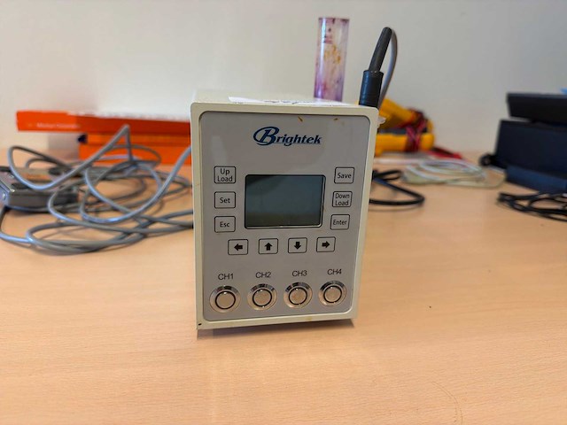 Brightek bk-spot cure-100 uv led spot curing systeem 4-kanaals - afbeelding 2 van  3