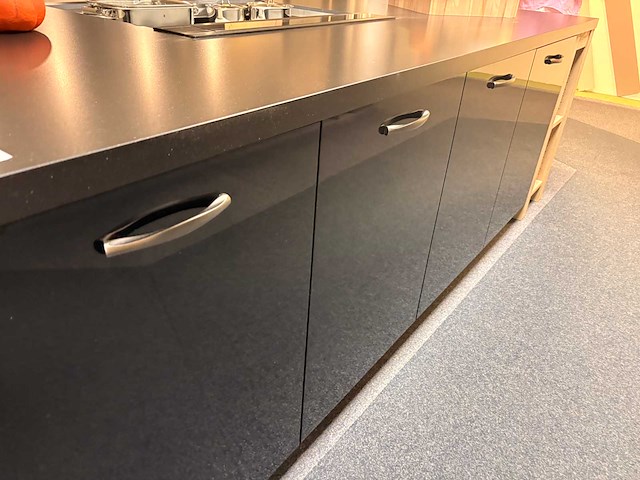 Brigitte - showroomkeuken met aeg/siemens apparatuur - afbeelding 11 van  17