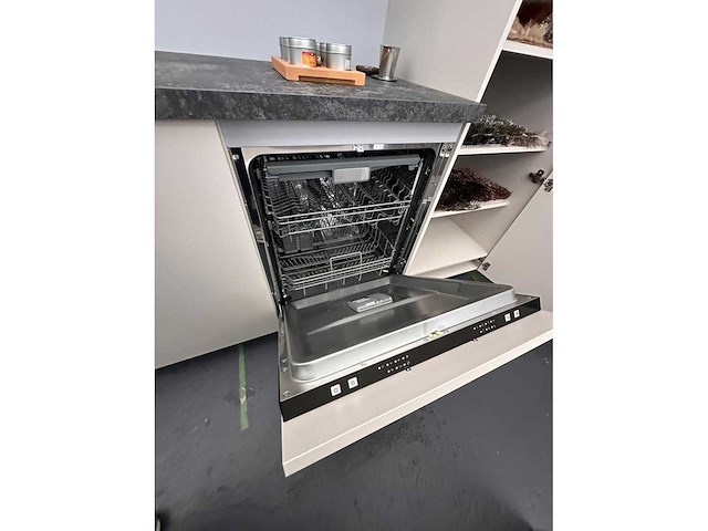 Brigitte - showroomkeuken met apparatuur - afbeelding 12 van  13
