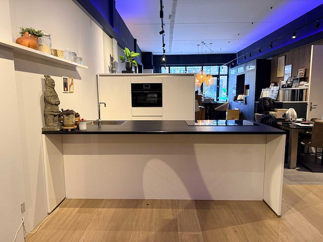 Brigitte - showroomkeuken met apparatuur - afbeelding 12 van  25