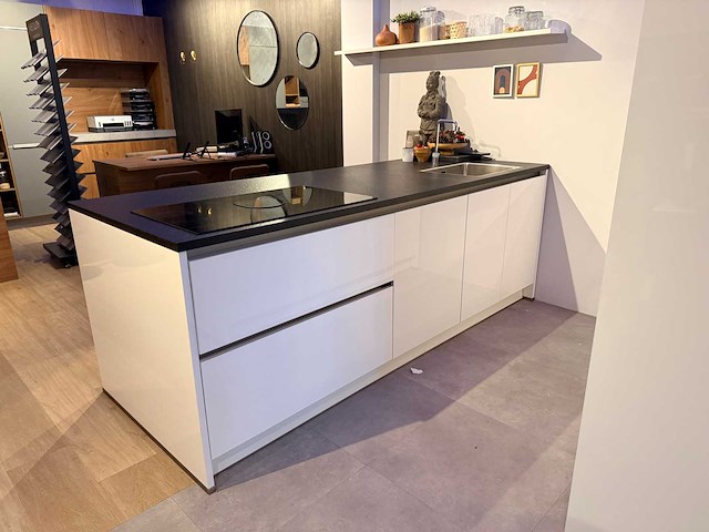 Brigitte - showroomkeuken met apparatuur - afbeelding 19 van  25