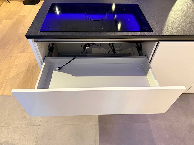 Brigitte - showroomkeuken met apparatuur - afbeelding 21 van  25