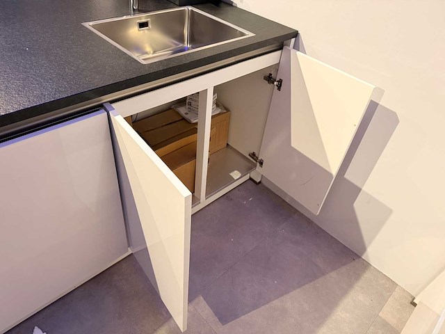 Brigitte - showroomkeuken met apparatuur - afbeelding 14 van  25