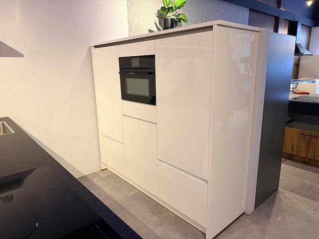 Brigitte - showroomkeuken met apparatuur - afbeelding 2 van  12