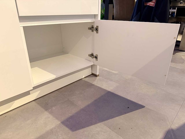 Brigitte - showroomkeuken met apparatuur - afbeelding 3 van  12