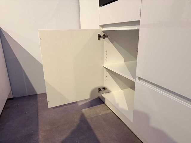 Brigitte - showroomkeuken met apparatuur - afbeelding 16 van  25