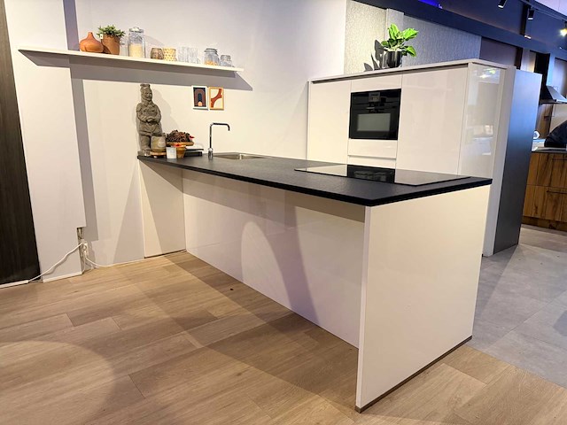 Brigitte - showroomkeuken met apparatuur - afbeelding 13 van  25