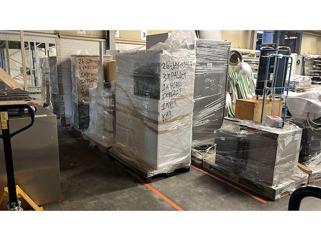 Brigitte - showroomkeuken met apparatuur - afbeelding 8 van  12