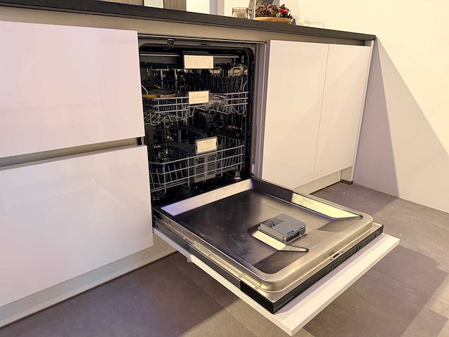 Brigitte - showroomkeuken met apparatuur - afbeelding 23 van  25