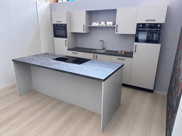 Brigitte - showroomkeuken met apparatuur - afbeelding 1 van  13