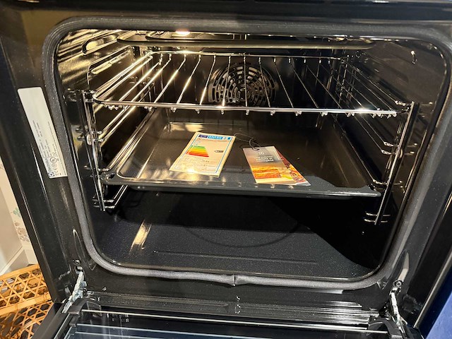 Brigitte - showroomkeuken met electrolux apparatuur - afbeelding 7 van  39