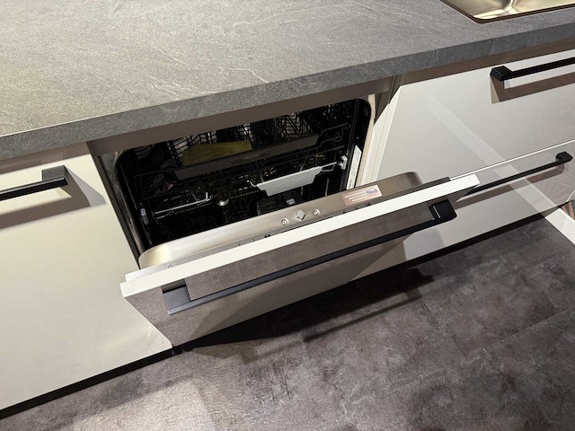 Brigitte - showroomkeuken met electrolux apparatuur - afbeelding 28 van  39